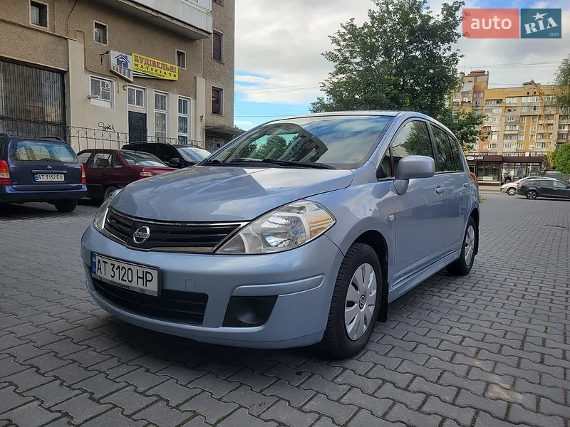 Nissan TIIDA 2011