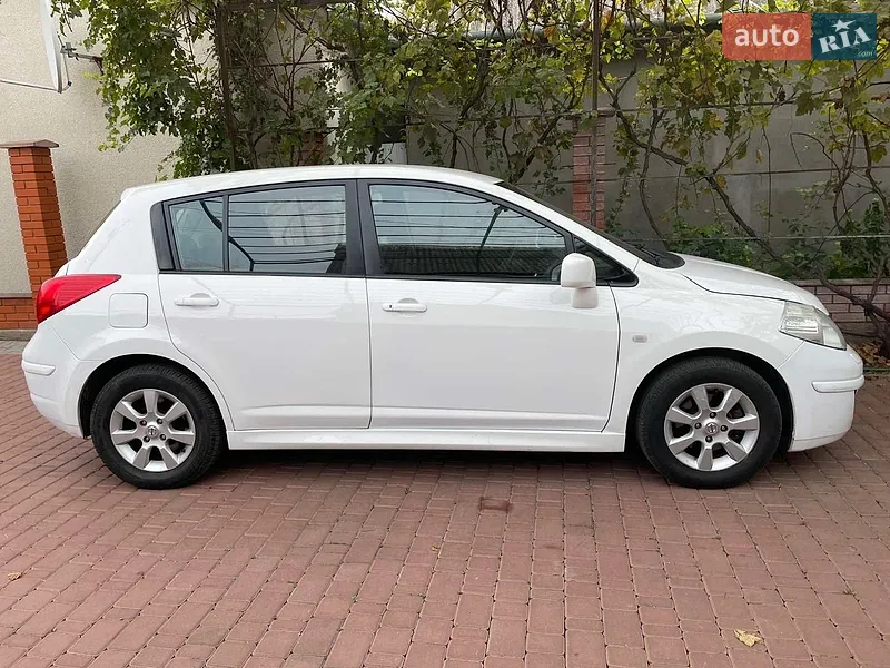 Nissan TIIDA 2010