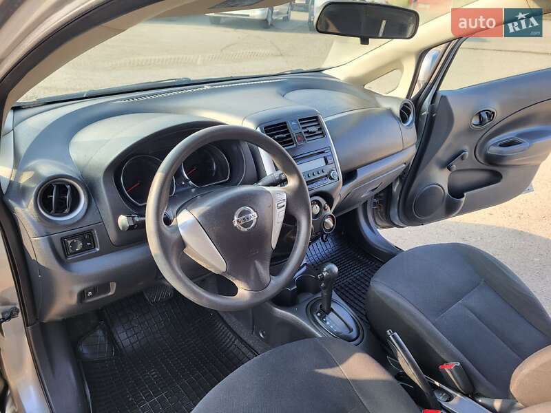 Седан Nissan Versa 2014 в Хмельницькому