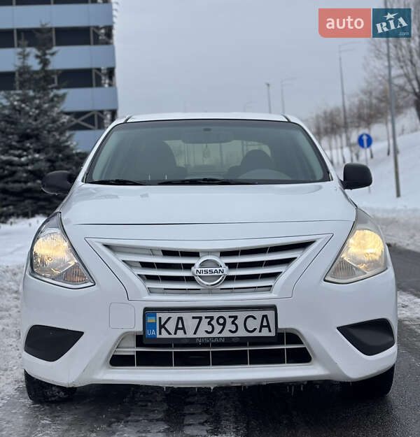 Седан Nissan Versa 2015 в Києві
