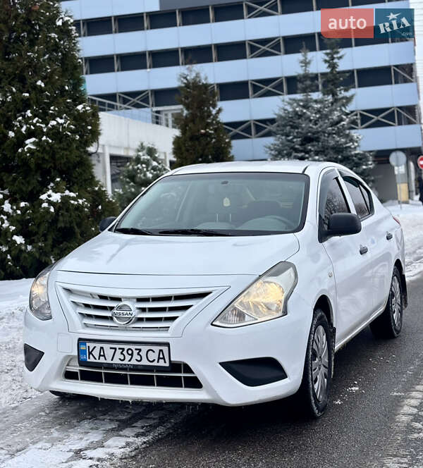 Седан Nissan Versa 2015 в Києві
