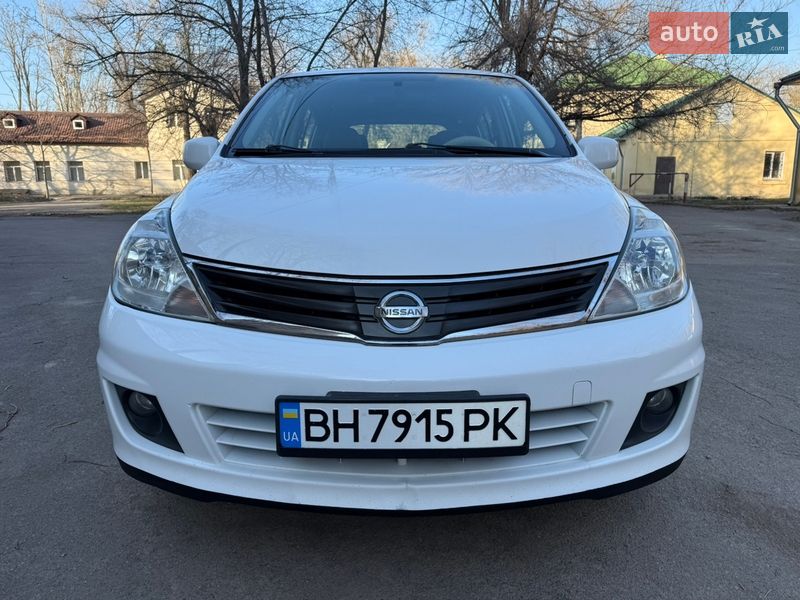 Хэтчбек Nissan Versa 2010 в Одессе