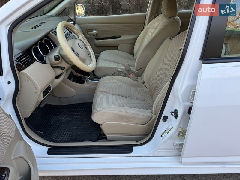 Хэтчбек Nissan Versa 2010 в Одессе