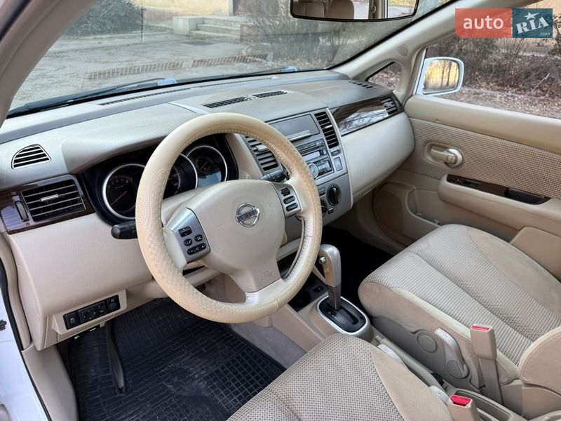 Хэтчбек Nissan Versa 2010 в Одессе