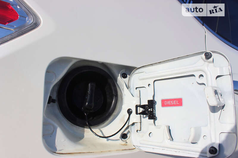 Позашляховик / Кросовер Nissan X-Trail 2015 в Дунаївцях