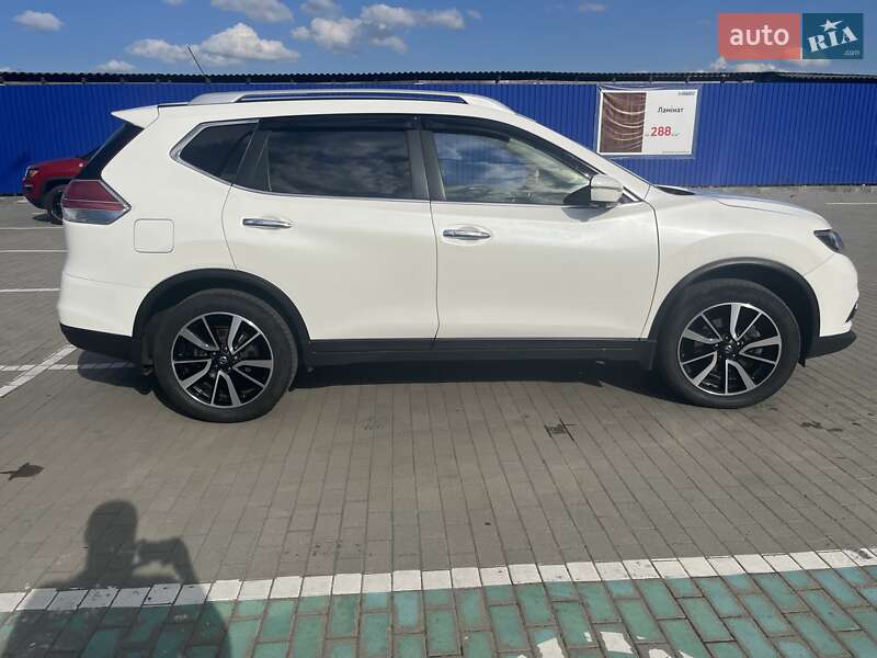 Внедорожник / Кроссовер Nissan X-Trail 2016 в Калуше