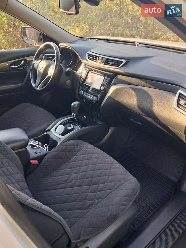 Внедорожник / Кроссовер Nissan X-Trail 2016 в Братском