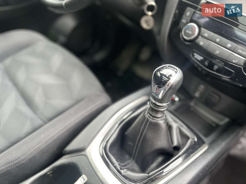 Позашляховик / Кросовер Nissan X-Trail 2015 в Рівному