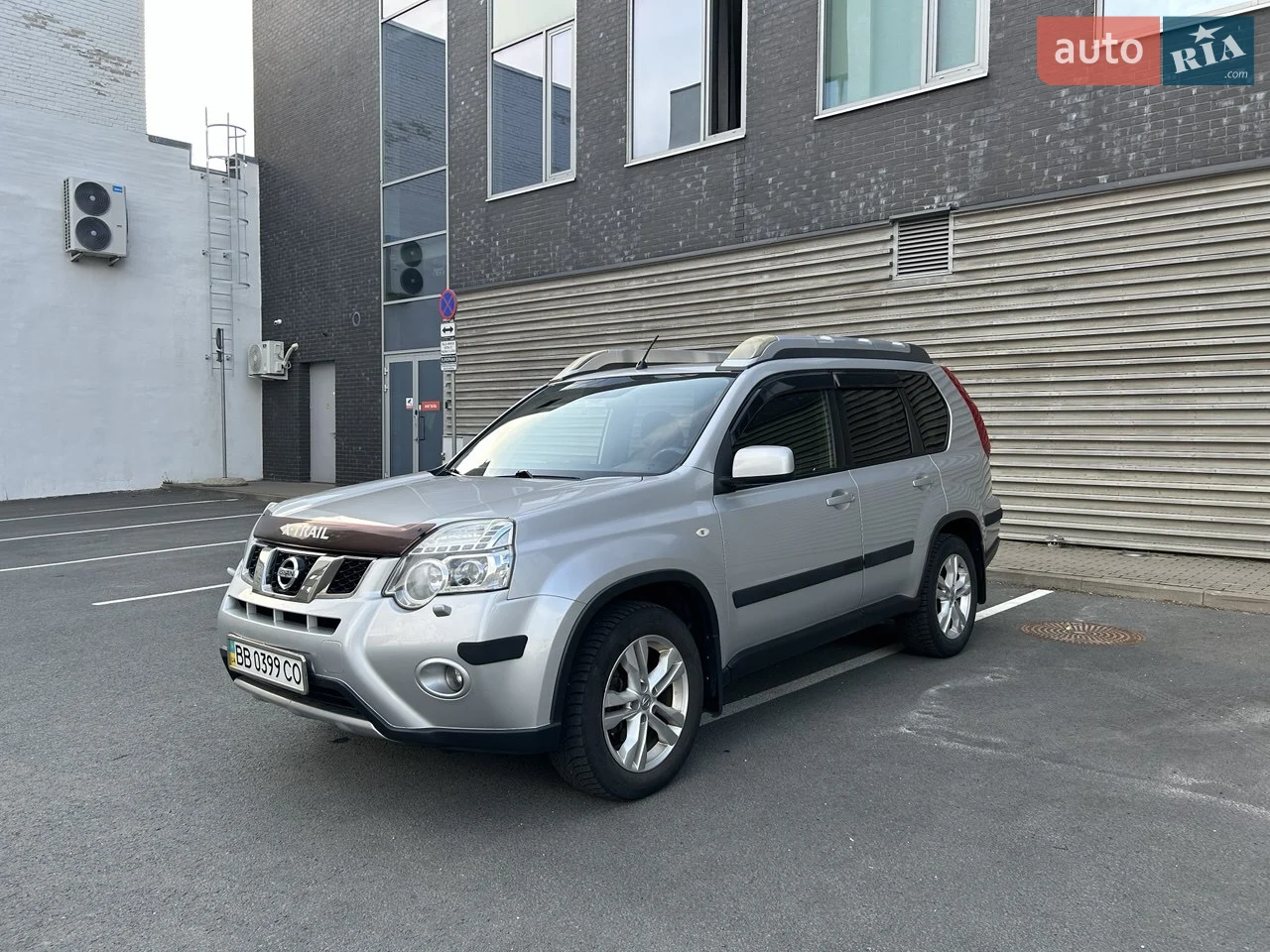 Продам Nissan X-Trail T31, 2013 року випуску, у відмінному технічному та візуальному стані.

Фактично один власник з салону.
У 2024 році автомобіль було переоформлено всередині сім'ї — з чоловіка на дружину.
Пробіг рідний – 185 000 км.

Без ДТП, жодного страхового випадку. Машина ніколи не підводила, повністю обслугована та доглянута.

До 2022 року автомобіль обслуговувався у офіційних дилерів у Харкові, далі — планове обслуговування за регламентом у Таллінні.
Авто з гаражним зберіганням. Стан — «сів і поїхав».
Продаж не терміновий, причина — купівля нового автомобіля.

Додатково:

Встановлено нове лобове скло (з датчиком дощу та світла)

Встановлено новий акумулятор.

Комплектація та характеристики:

Повний привід (4х4)

Класичний автомат (НЕ варіатор)

Підігрів передніх сидінь

Рейлінги на даху

Надійний двигун: M9R 2.0 dCi

Важливо:
Автомобіль знаходиться в Естонії, м. Таллінн.
Реальному покупцеві готовий обговорити всі можливі варіанти доставки автомобіля в Україну.

Готовий:

показати авто дистанційно (відео, відеозв'язок)

надати додаткові фото та відео

пройти будь-які перевірки

Хто купить — буде задоволений автомобілем довгі роки.