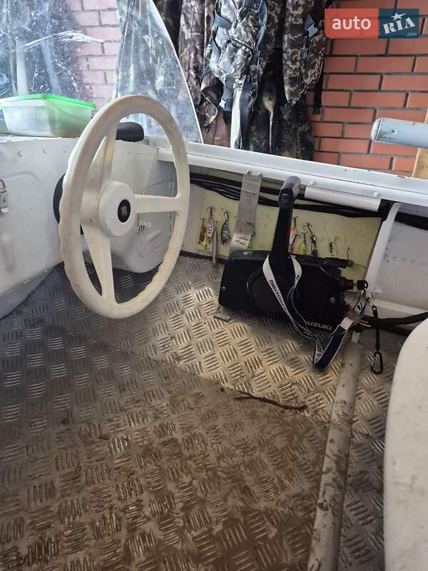 Лодка Обь М 1977 в Черновцах