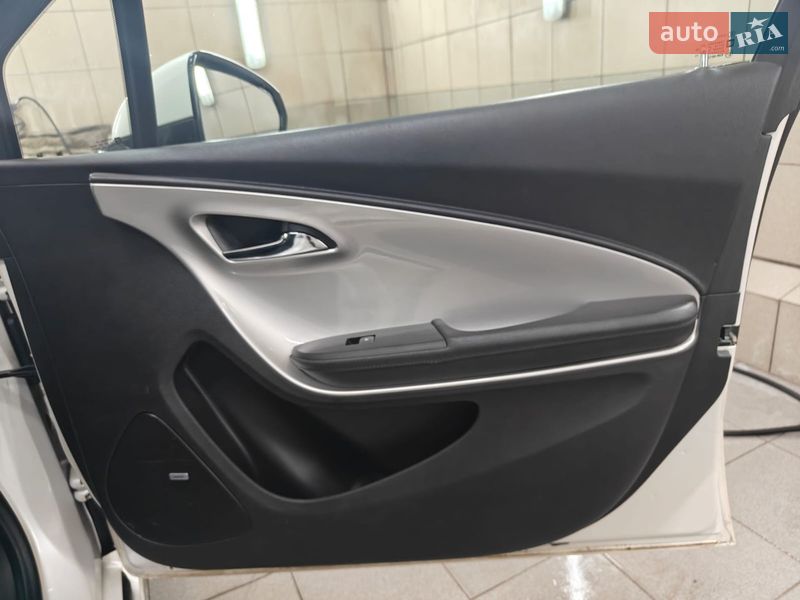 Хэтчбек Opel Ampera 2012 в Монастырище