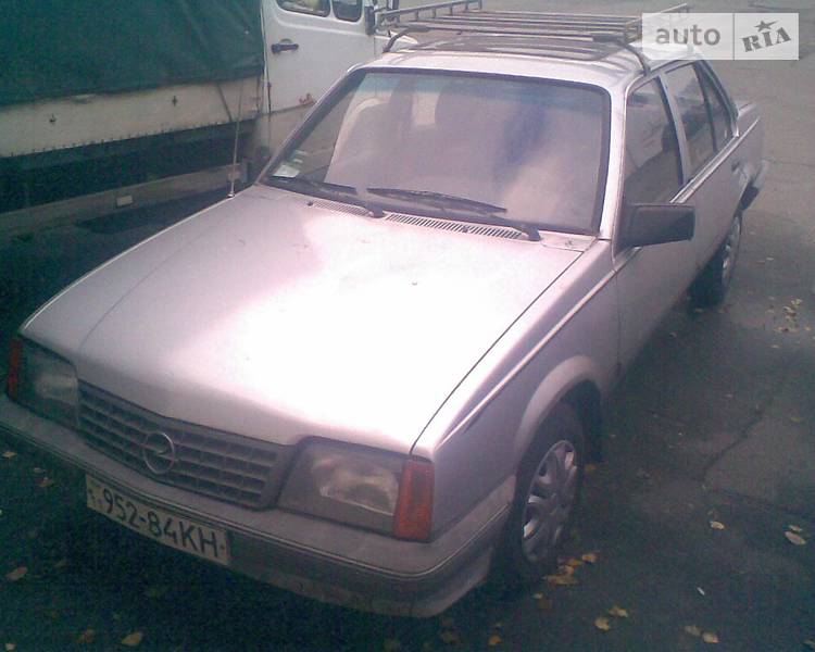 Седан Opel Ascona 1986 в Киеве