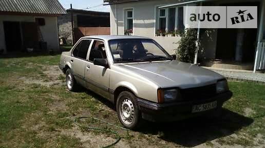 Седан Opel Ascona 1988 в Маневичах