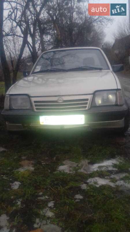 Седан Opel Ascona 1988 в Белогорье