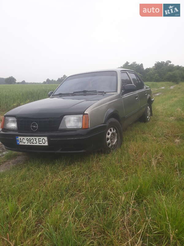 Седан Opel Ascona 1986 в Володимирі