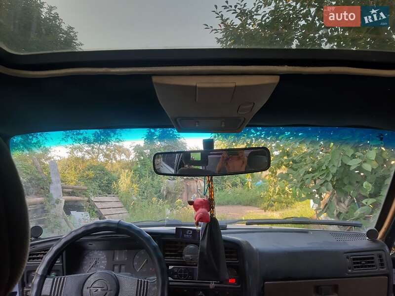 Седан Opel Ascona 1988 в Полтаві