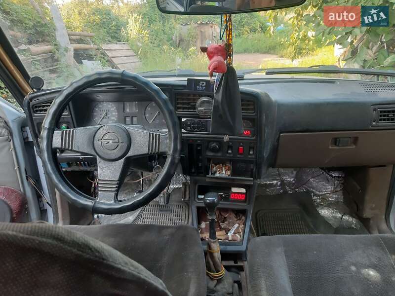 Седан Opel Ascona 1988 в Полтаві