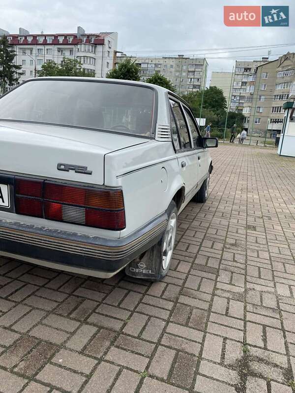Седан Opel Ascona 1987 в Черновцах