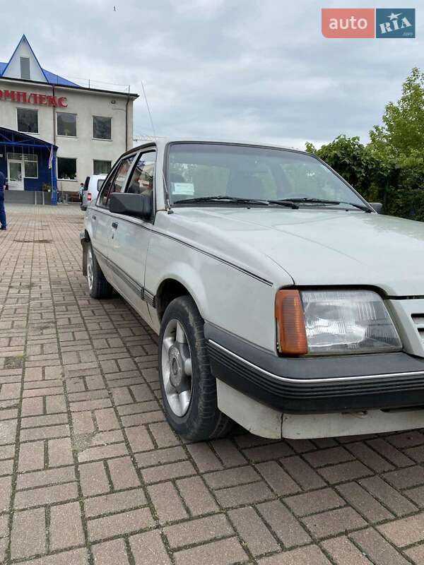 Седан Opel Ascona 1987 в Черновцах