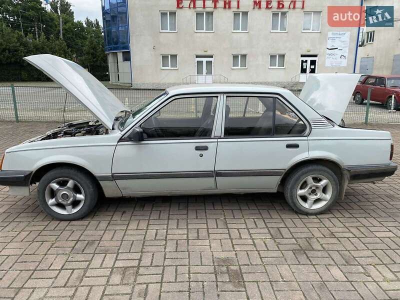 Седан Opel Ascona 1987 в Черновцах