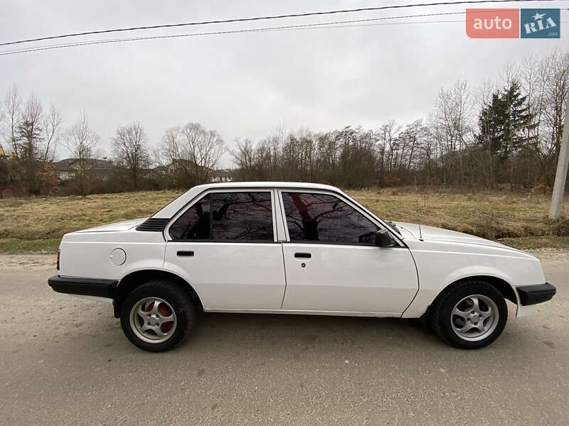 Седан Opel Ascona 1988 в Ивано-Франковске