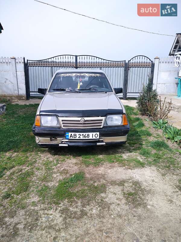Седан Opel Ascona 1988 в Томашполе