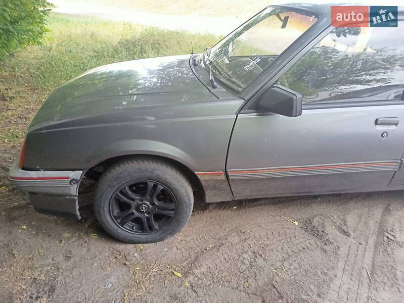 Седан Opel Ascona 1986 в Днепре