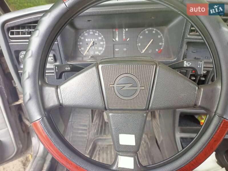 Седан Opel Ascona 1986 в Днепре