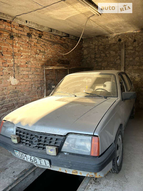 Седан Opel Ascona 1986 в Тернополе