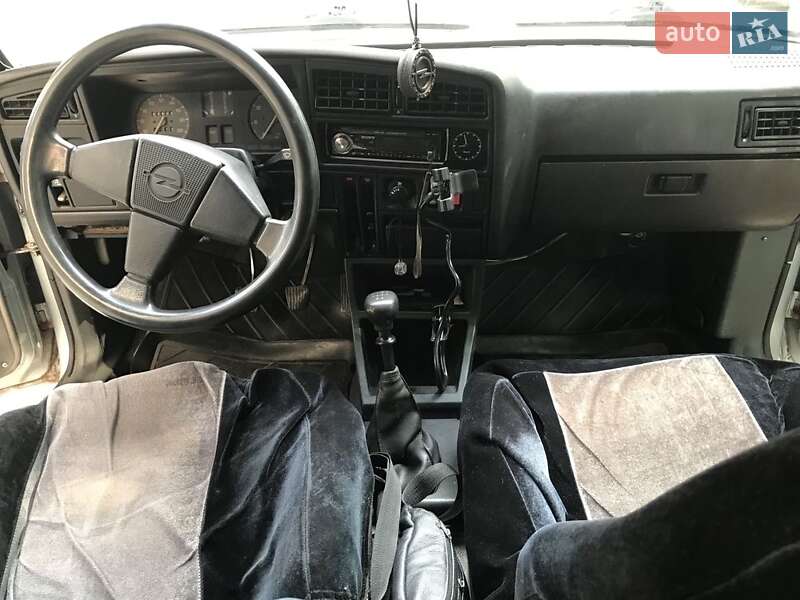 Седан Opel Ascona 1986 в Могилев-Подольске