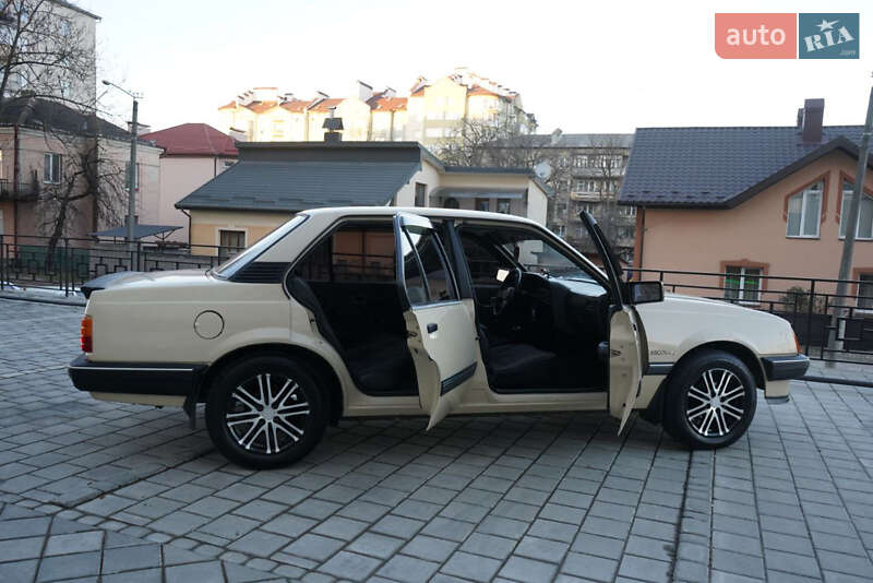 Седан Opel Ascona 1983 в Ивано-Франковске