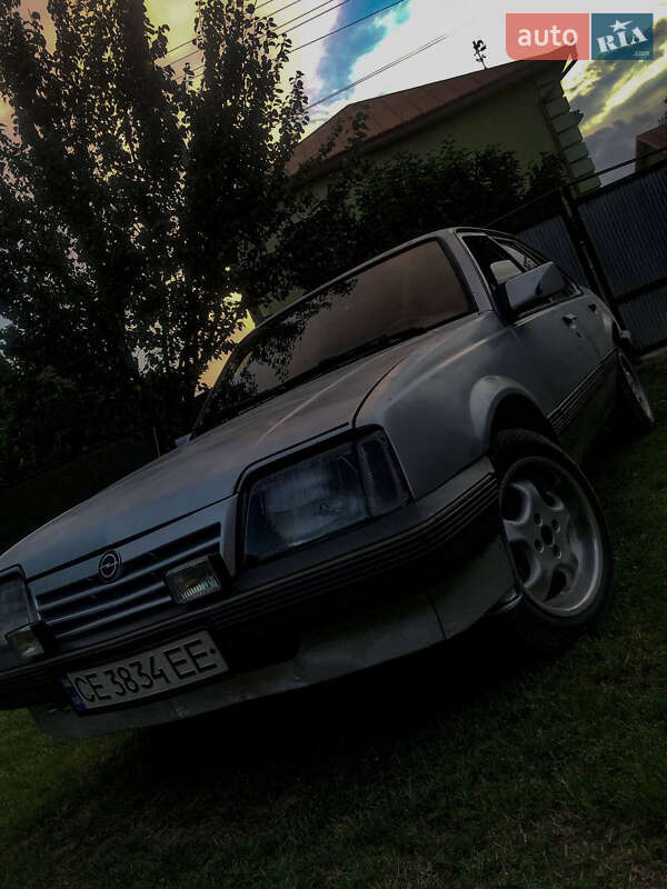 Седан Opel Ascona 1988 в Черновцах