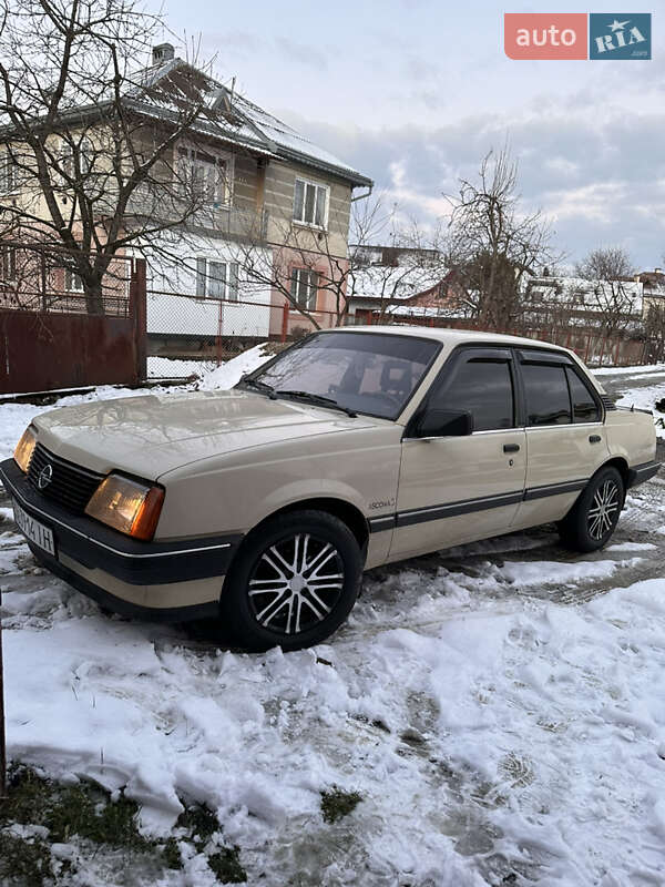 Седан Opel Ascona 1983 в Ивано-Франковске
