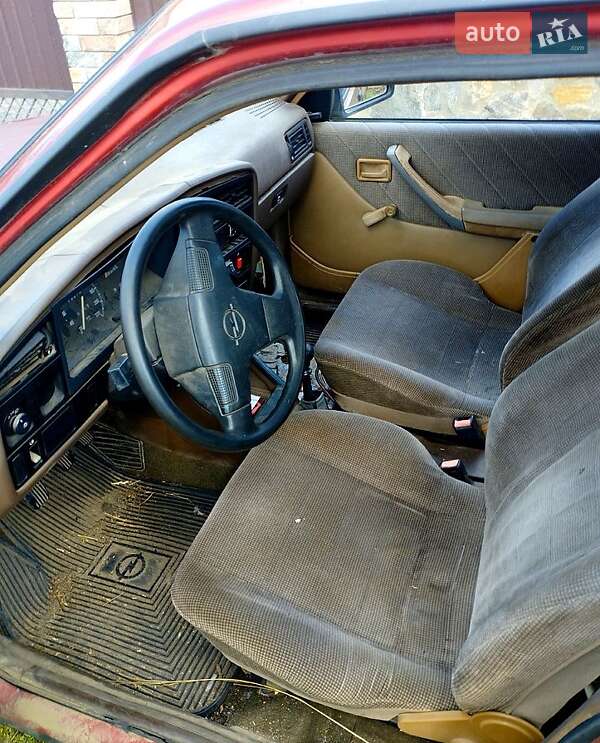 Седан Opel Ascona 1988 в Звенигородке