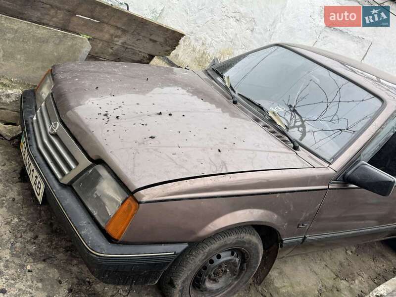 Седан Opel Ascona 1988 в Кривому Розі
