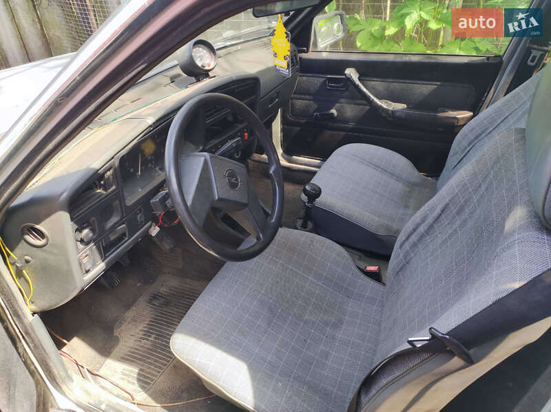 Седан Opel Ascona 1986 в Нежине