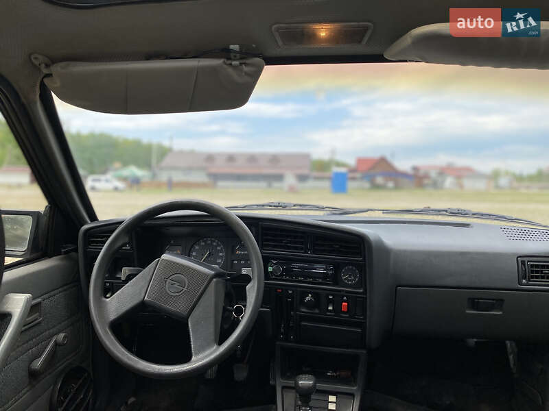 Седан Opel Ascona 1987 в Івано-Франківську