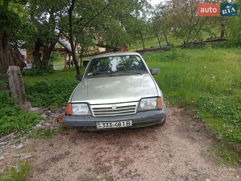 Седан Opel Ascona 1988 в Ивано-Франковске