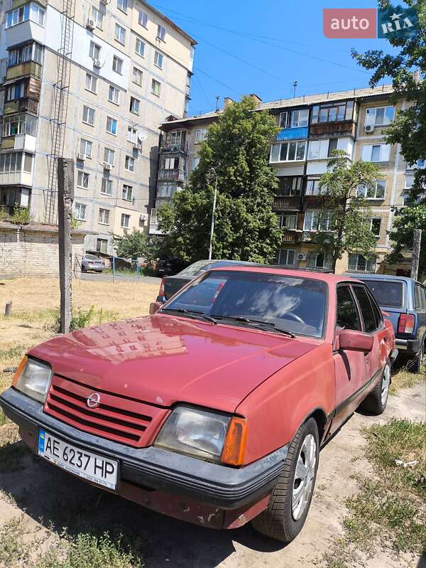 Седан Opel Ascona 1987 в Киеве