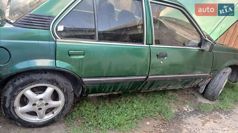 Седан Opel Ascona 1983 в Ужгороді