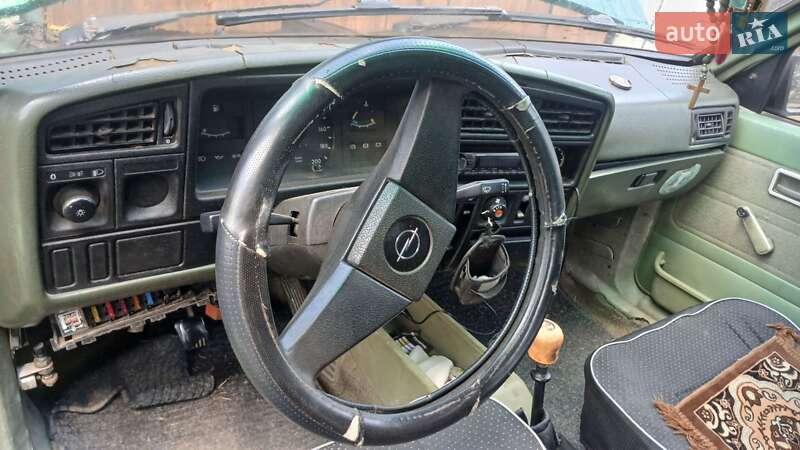 Седан Opel Ascona 1983 в Ужгороде