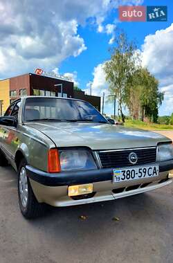 Седан Opel Ascona 1984 в Тростянце