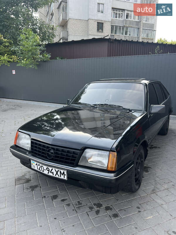Хэтчбек Opel Ascona 1986 в 