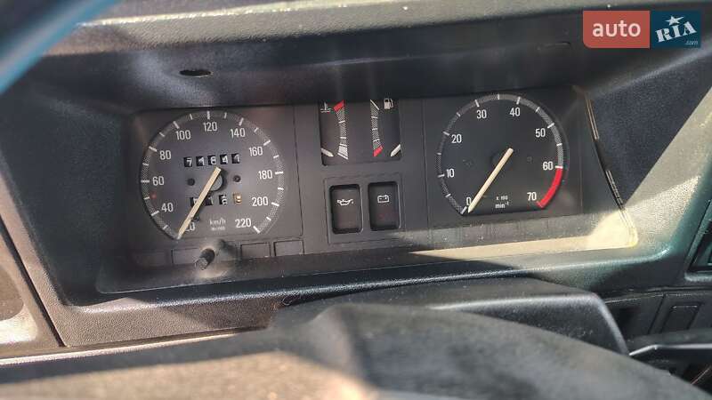 Седан Opel Ascona 1988 в Сумах