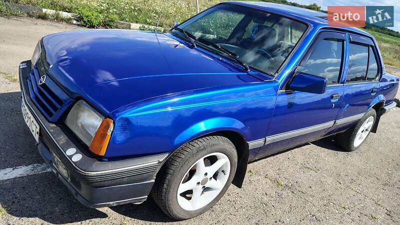 Седан Opel Ascona 1988 в Сумах