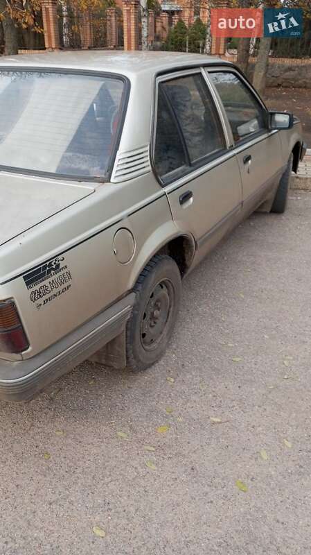 Седан Opel Ascona 1988 в Олександрії