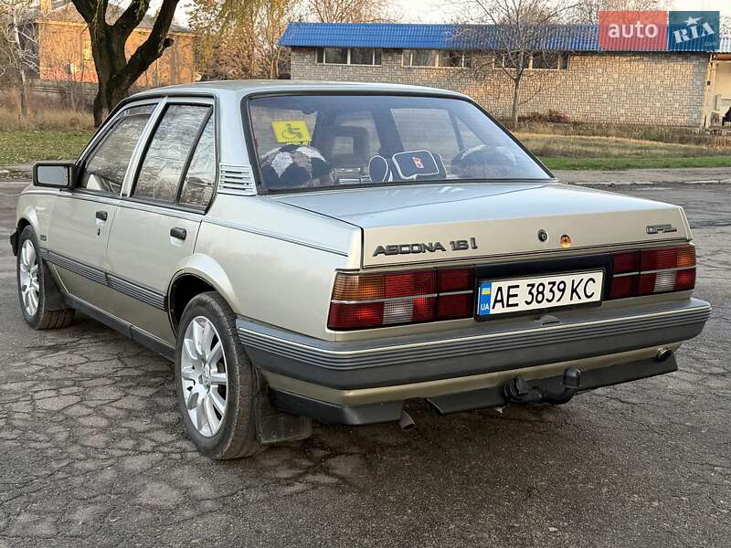 Седан Opel Ascona 1988 в Кам'янському