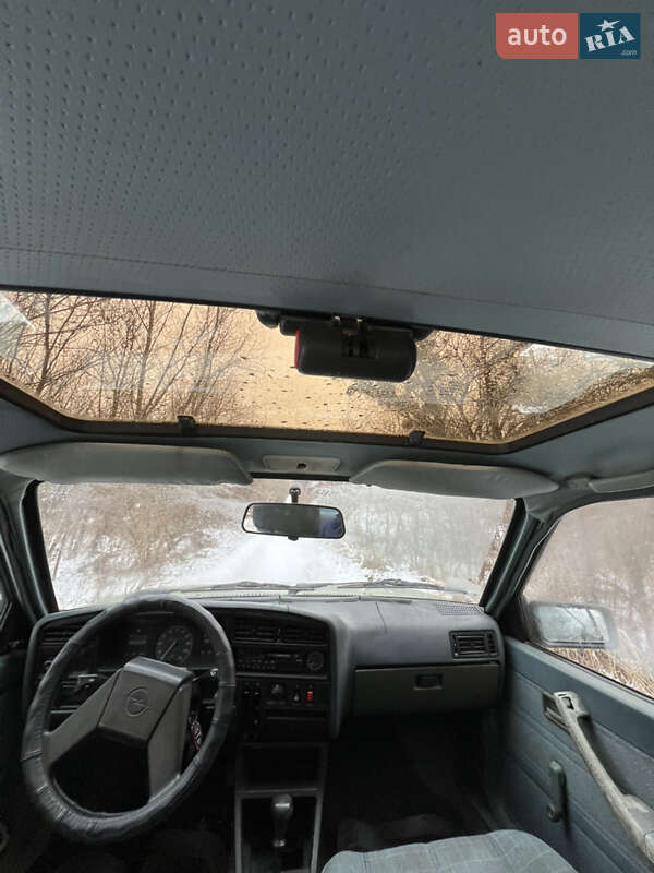 Седан Opel Ascona 1985 в Украинке