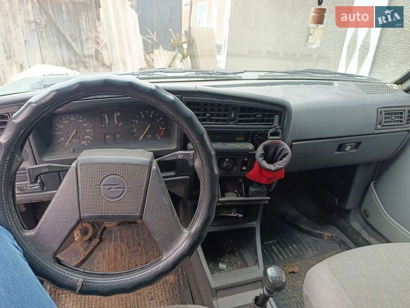 Седан Opel Ascona 1988 в Кельменцах