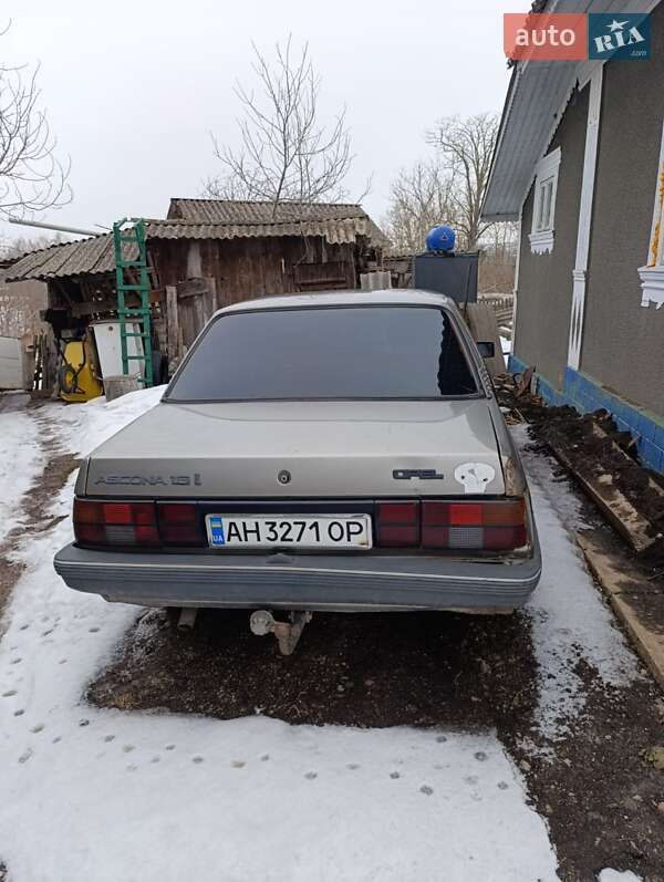 Седан Opel Ascona 1988 в Кельменцах